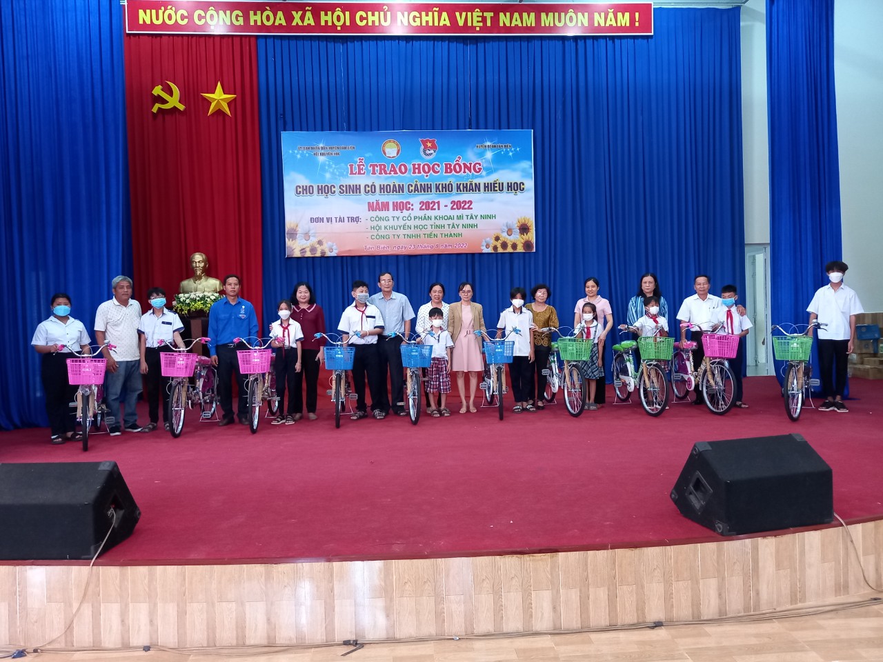 Hội khuyến học Tân Biên trao 100 học bổng và 100 xe đạp cho học sinh có hoàn cảnh khó khăn hiếu học năm học 2022-2023
