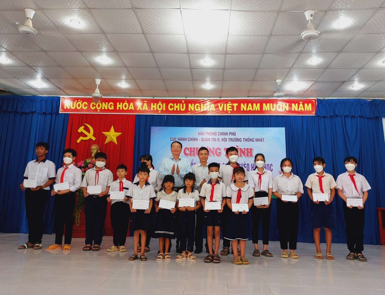 Văn phòng Chính Phủ Cục Hành Chính- Quản trị II, Hội trường Thống nhất trao tặng học bổng tại xã Tân Lập