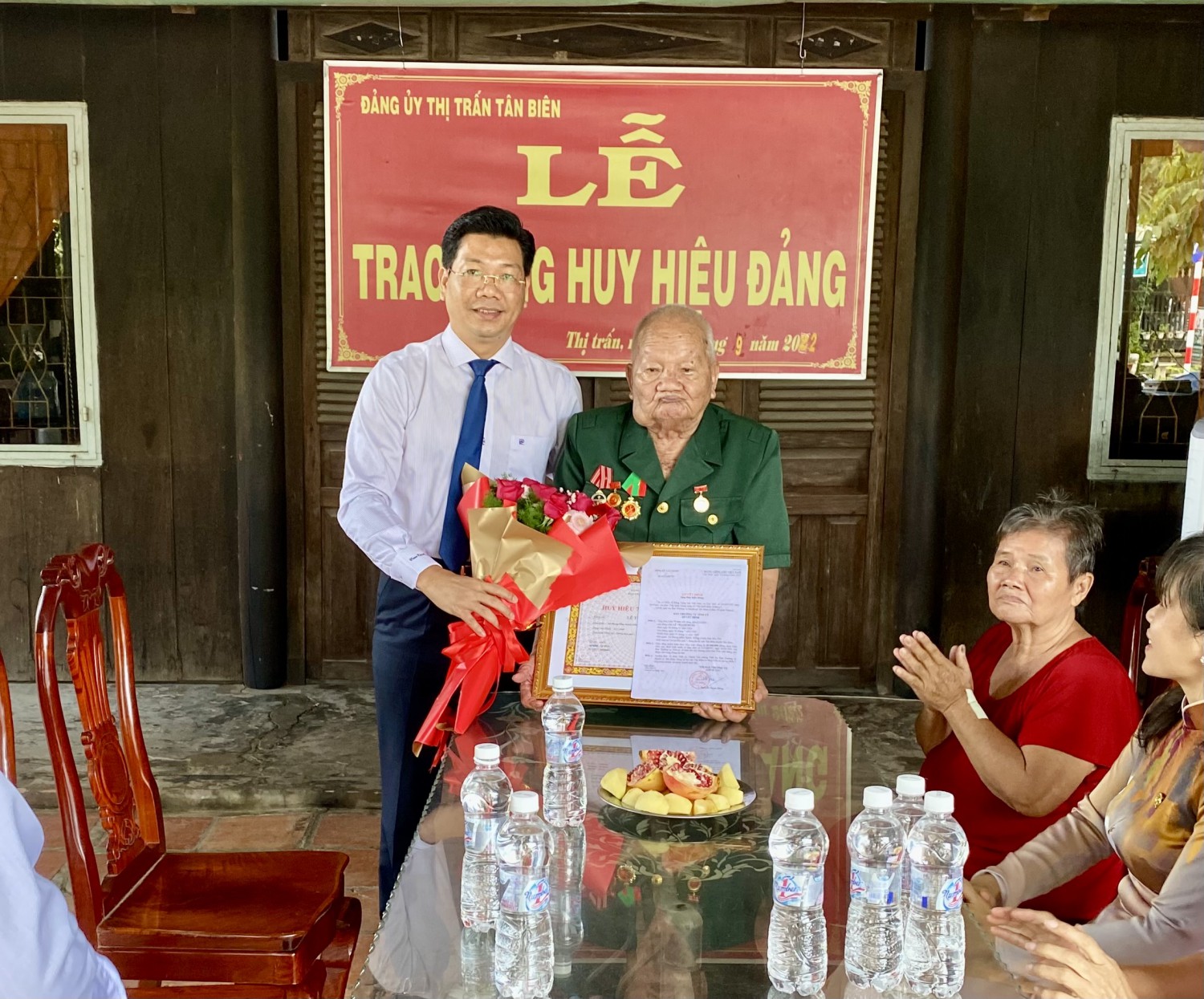 Phó Bí thư Tỉnh uỷ Nguyễn Mạnh Hùng Trao Huy hiệu 75 tuổi Đảng