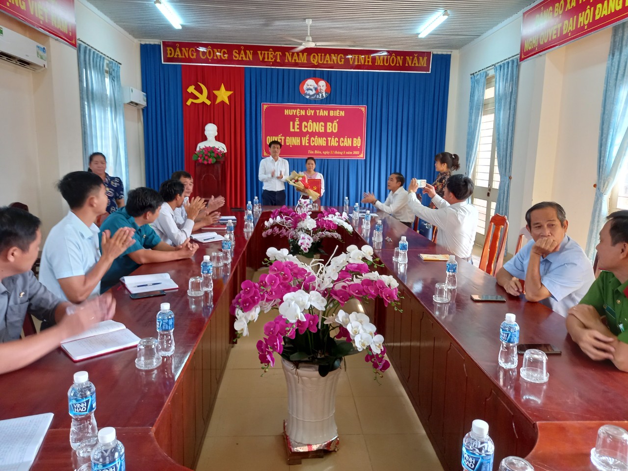 Huyện ủy Tân Biên công bố quyết định về công tác cán bộ