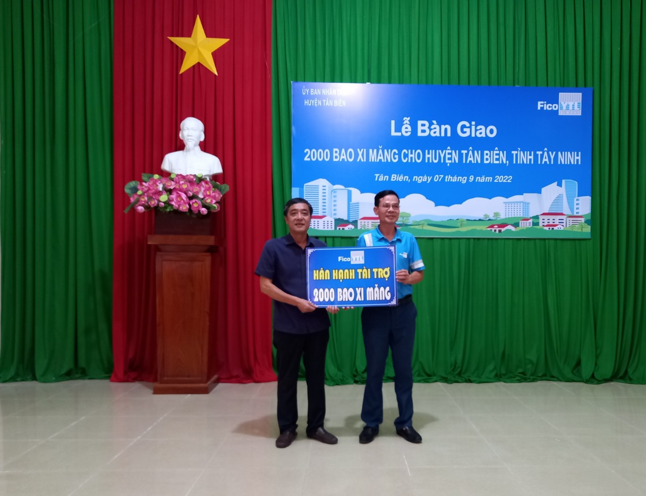 Công ty cổ phần Xi măng Fico Tây Ninh tài trợ 2000 bao xi măng cho huyện Tân Biễn