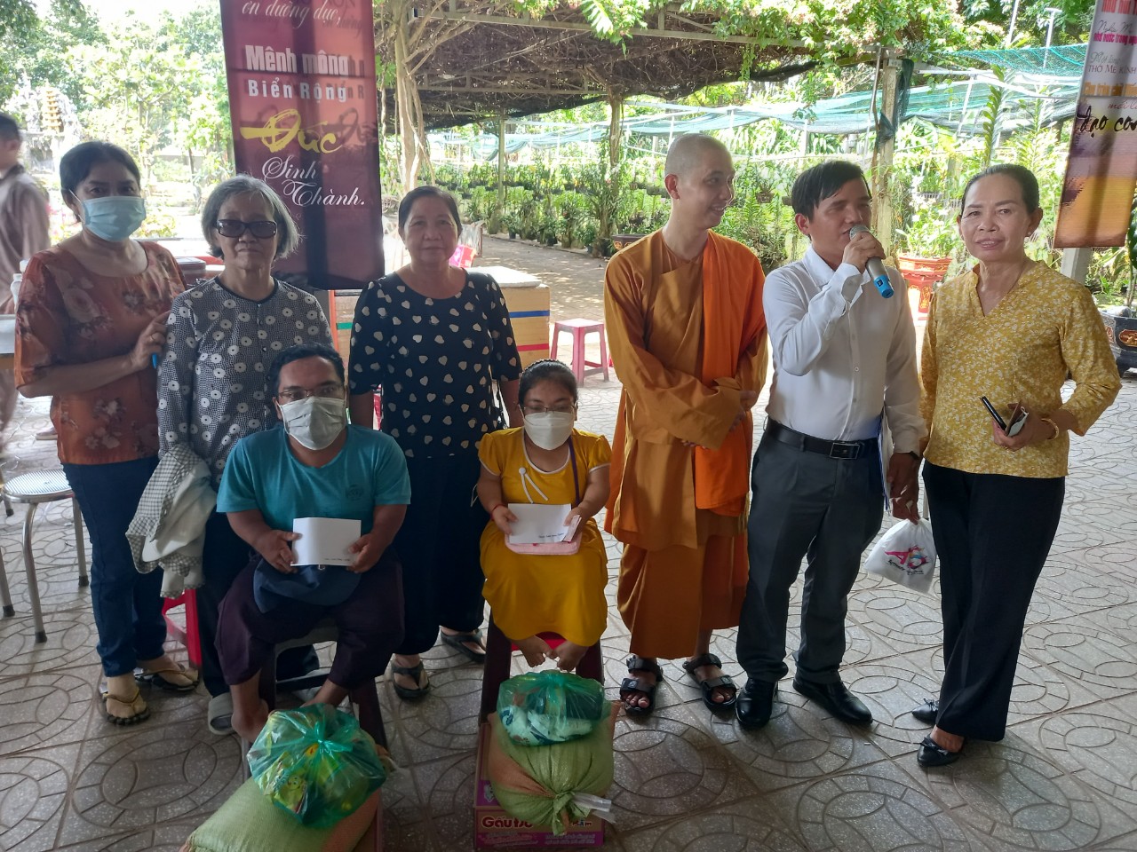 Tịnh Xá Linh Quang TP Hồ Chí Minh trao tặng 130 phần quà cho Người mù và nạn nhân Da cam huyện Tân Biên