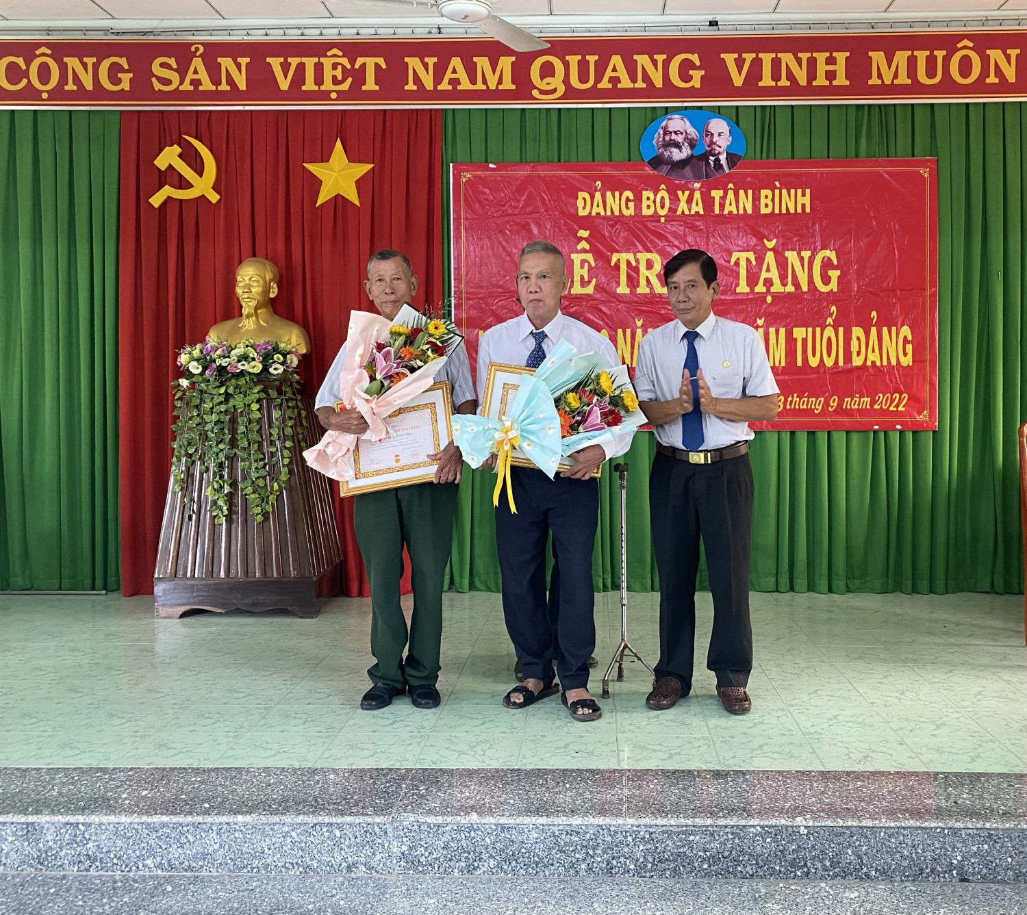 Trao tặng Huy Hiệu  55  và 50 năm tuổi Đảng cho đảng viên xã Tân Bình