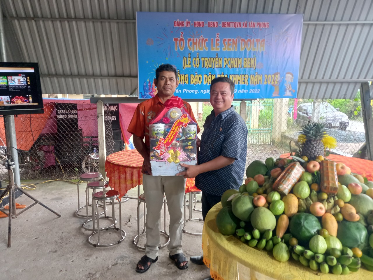 Tân Biên tổ chức thăm tặng quà chúc mừng lễ hội sen Dolta đồng bào dân tộc Khmer năm 2022