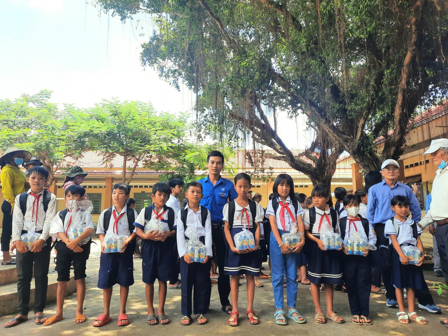 Xã đoàn Tân Lập tặng quà cho học sinh  có hoàn cảnh khó khăn và Trường tiểu học Tân Khai.