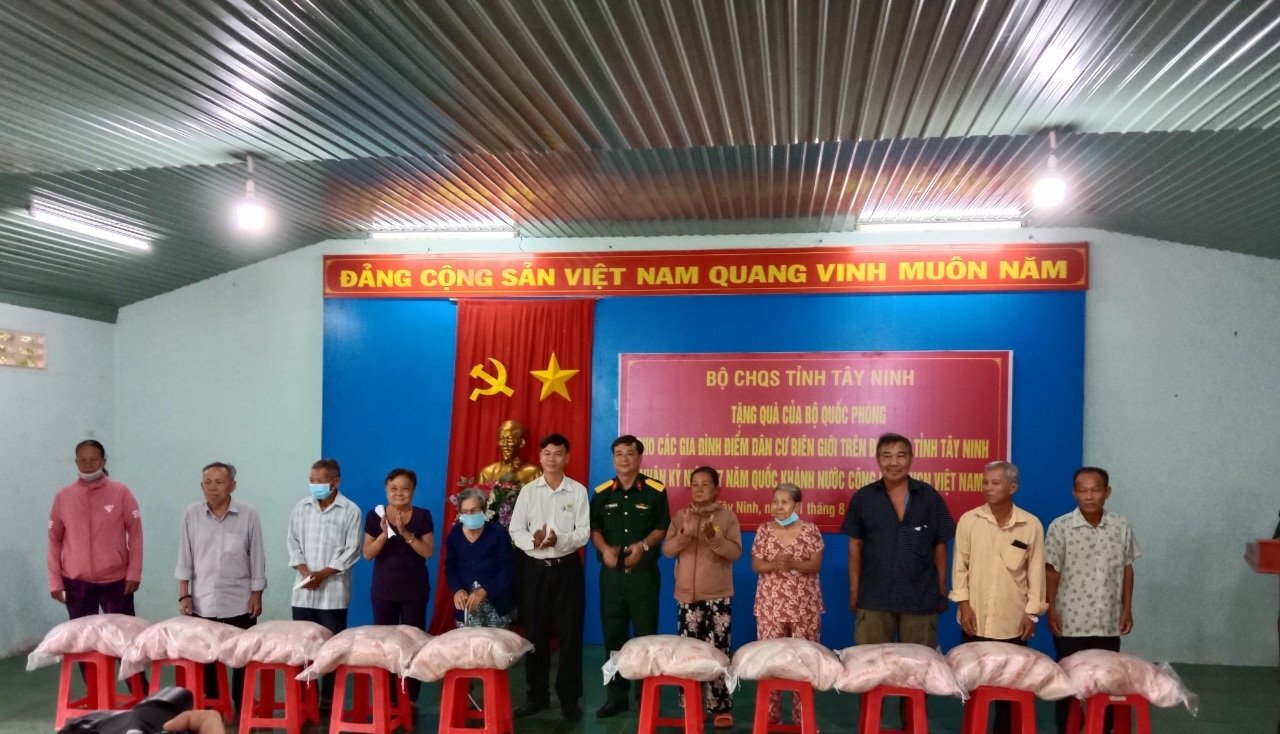 Bộ CHQS tỉnh Tây Ninh tặng quà của Bộ Quốc Phòng   cho các hộ gia đình trên địa bàn xã Tân Lập.