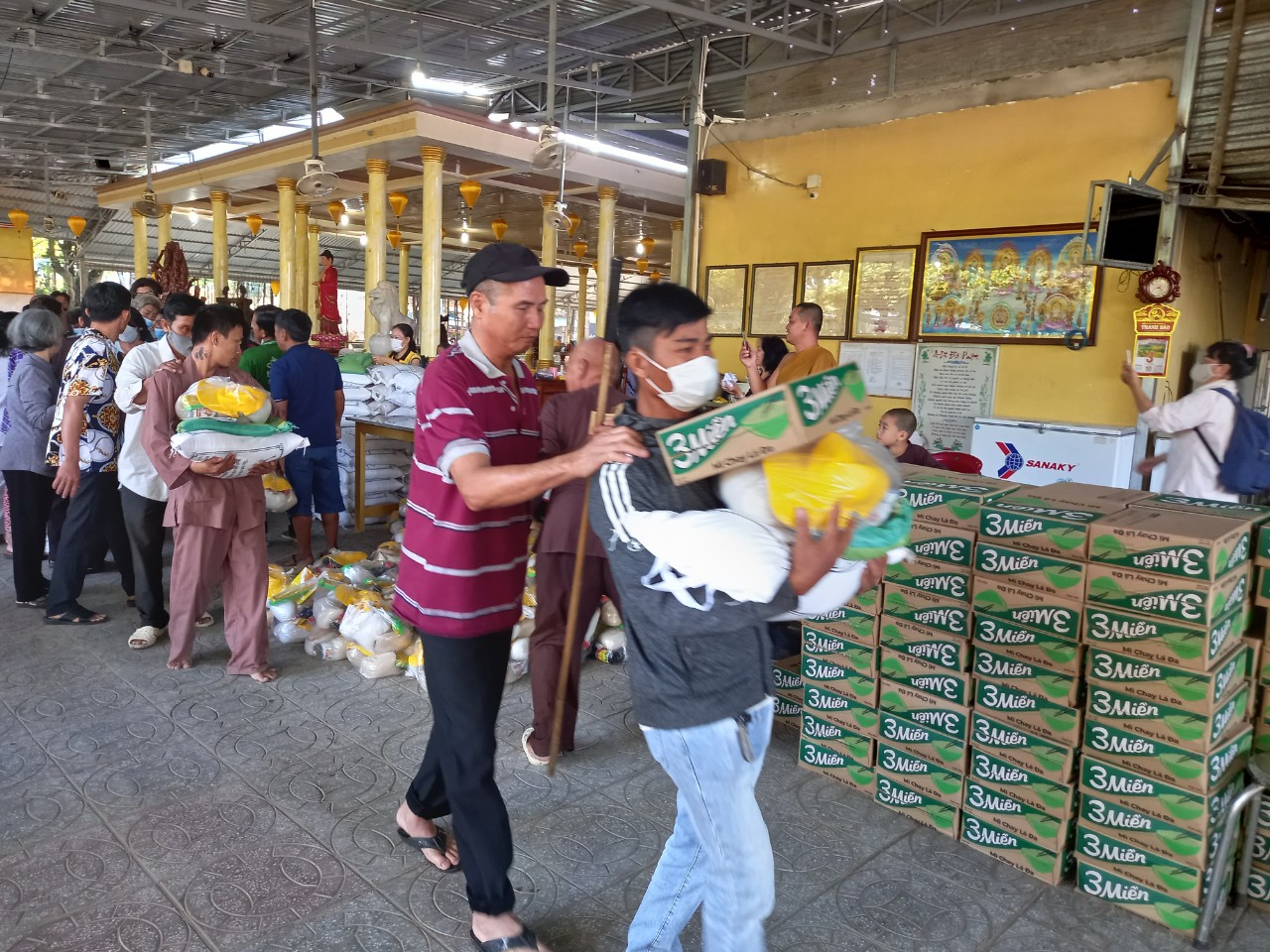 Tịnh Xá Trúc Lâm trao tặng 150 phần quà cho Người mù và nạn nhân Da cam huyện Tân Biên