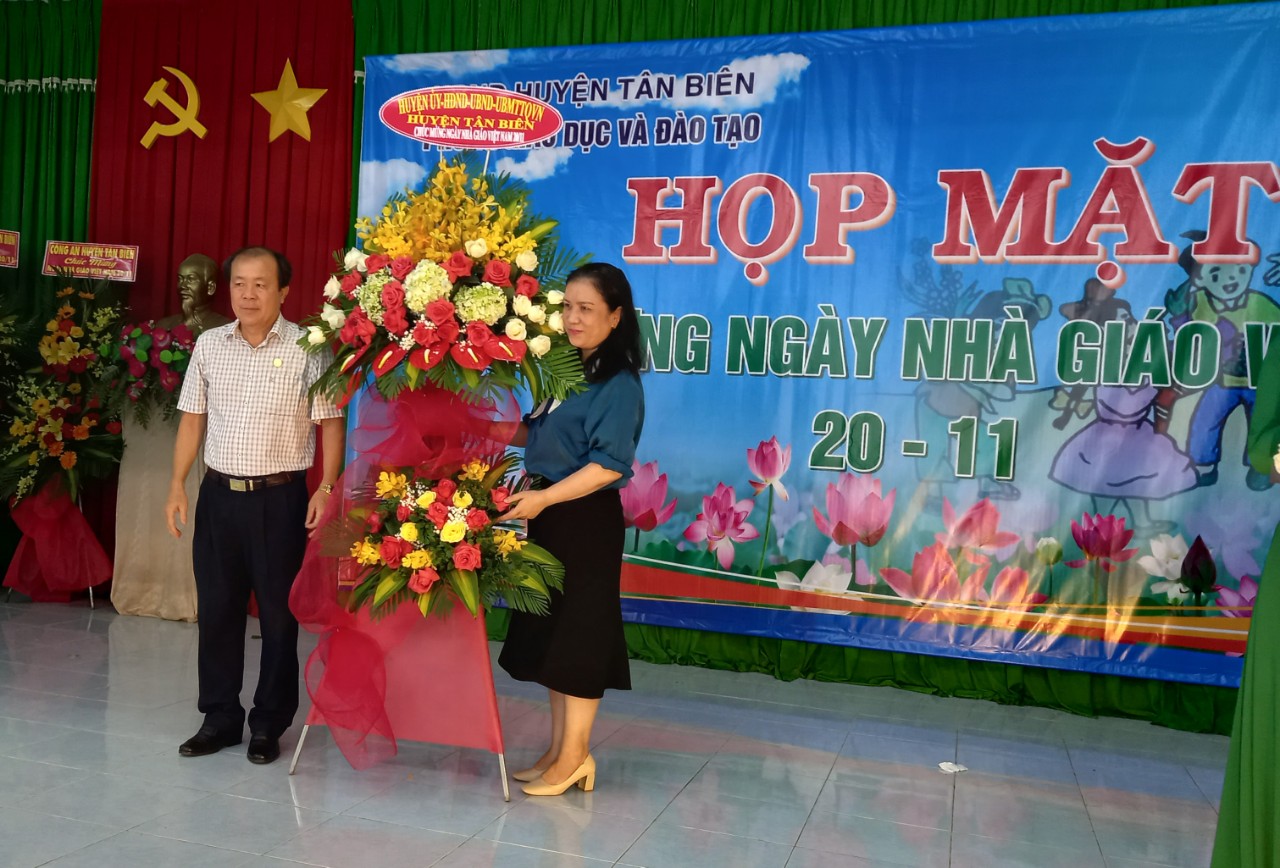 Phòng Giáo dục và Đào tạo huyện Tân Biên họp mặt kỷ niệm 40 năm   Ngày Nhà giáo Việt Nam 20-11