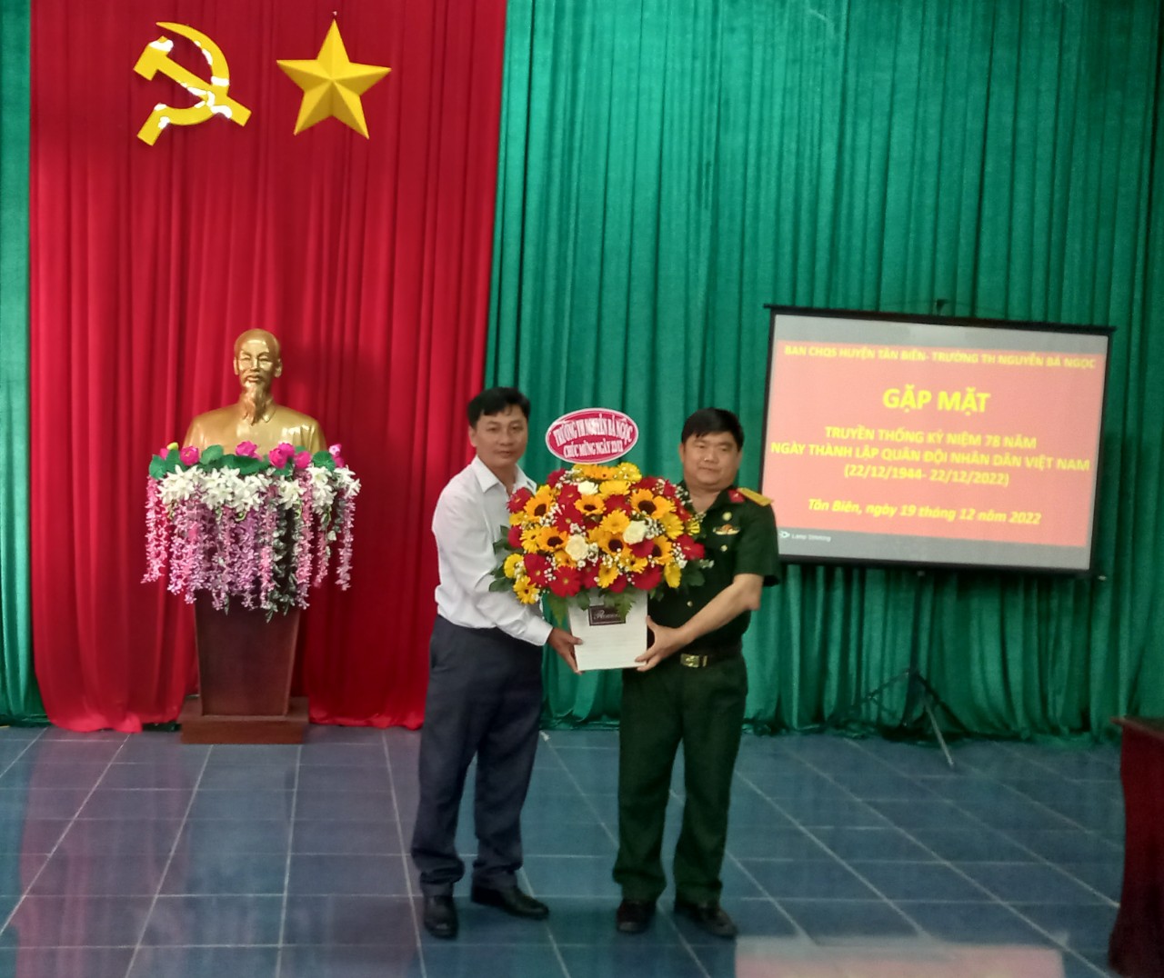 Trường tiểu học Nguyễn Bá Ngọc tổ chức hoạt động dã ngoại cho học sinh thăm doanh trại Đại Đội 105