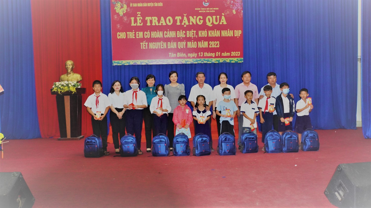 UBND huyện Tân Biên trao 110 phần quà tết cho học sinh có hoàn cảnh đặc biệt khó khăn