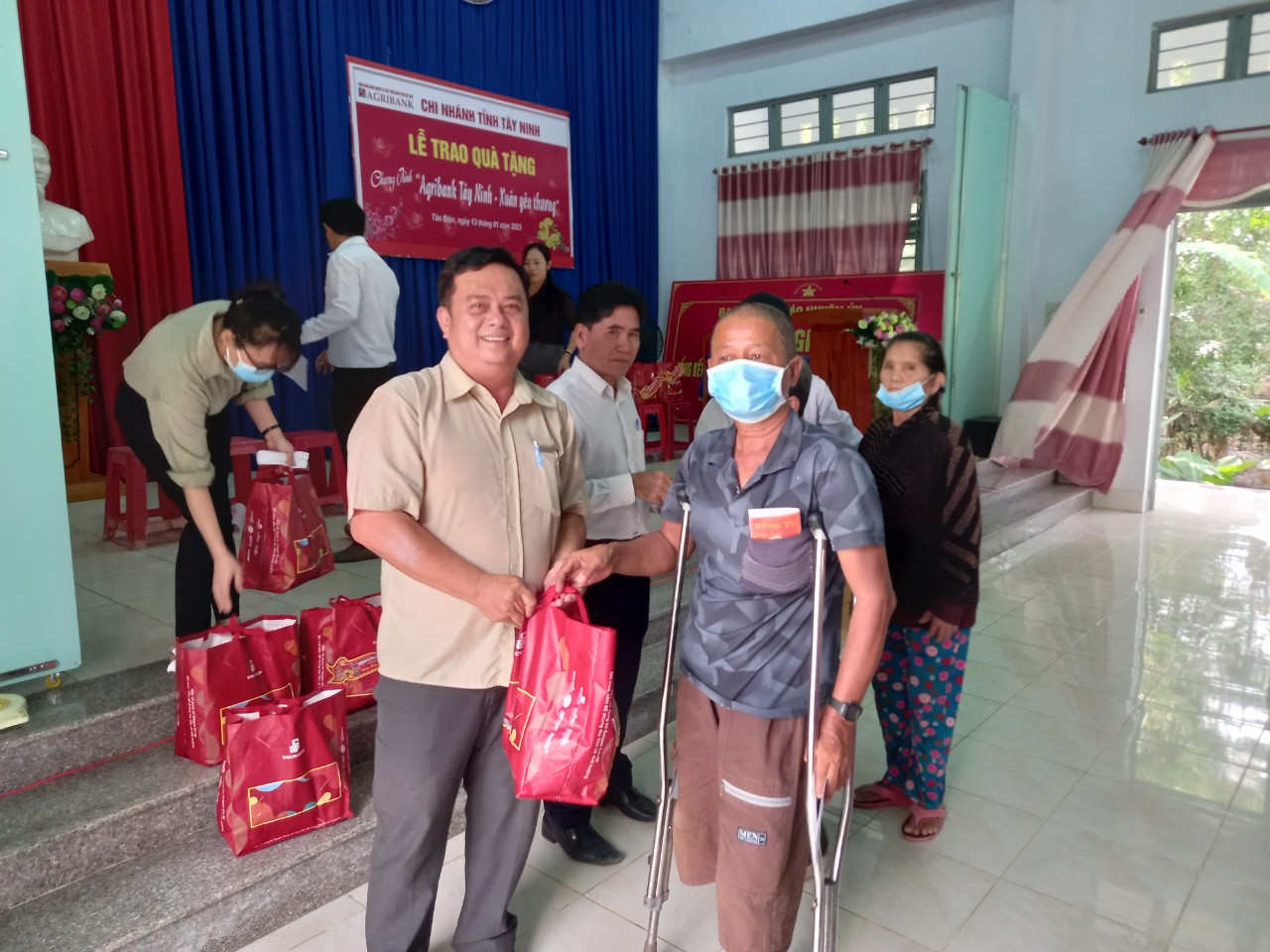 Agribank chi nhánh huyện Tân Biên, Tây Ninh Trao tặng 60 phần quà tết Quý Mão cho người nghèo