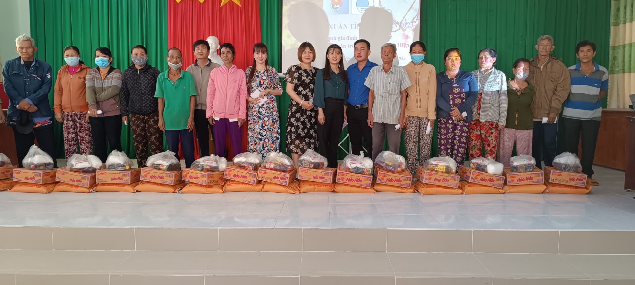 Xã Hòa Hiệp huyện Tân Biên: tặng quà cho hộ có hoàn cảnh  khó khăn