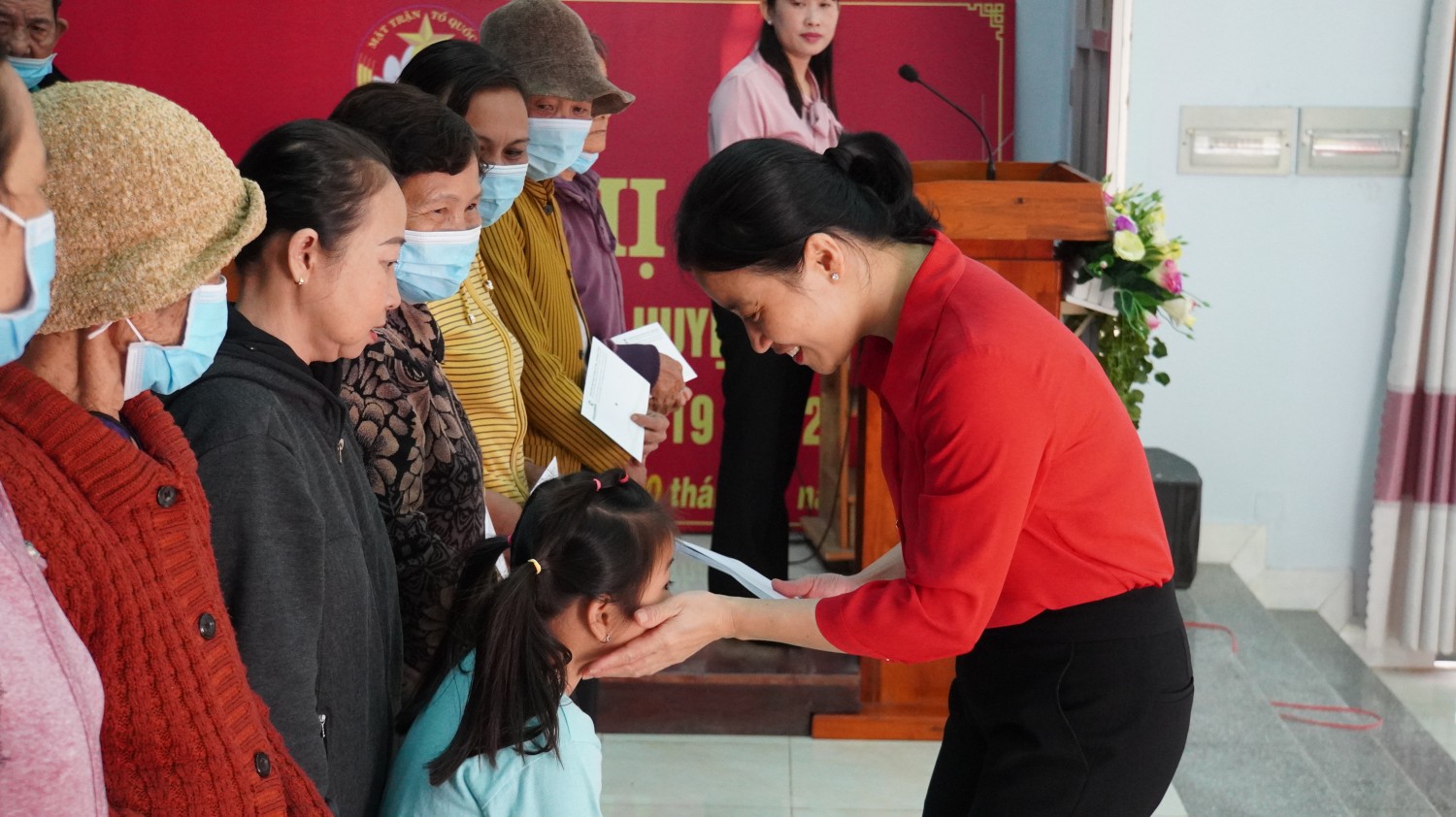 Ngân hàng thương mại cổ phần Ngoại thương Việt nam trao tặng quà tết cho người dân có hoàn cảnh khó khăn trên địa bàn Tân Biên.
