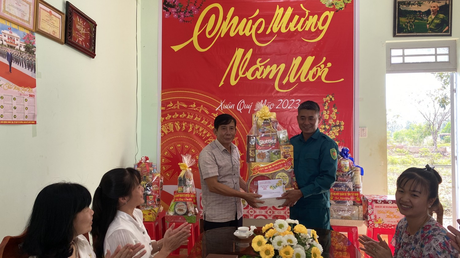 LĐLĐ huyện Tân Biên trao 449 phần quà tết cho đoàn viên, người lao động có hoàn cảnh khó khăn.