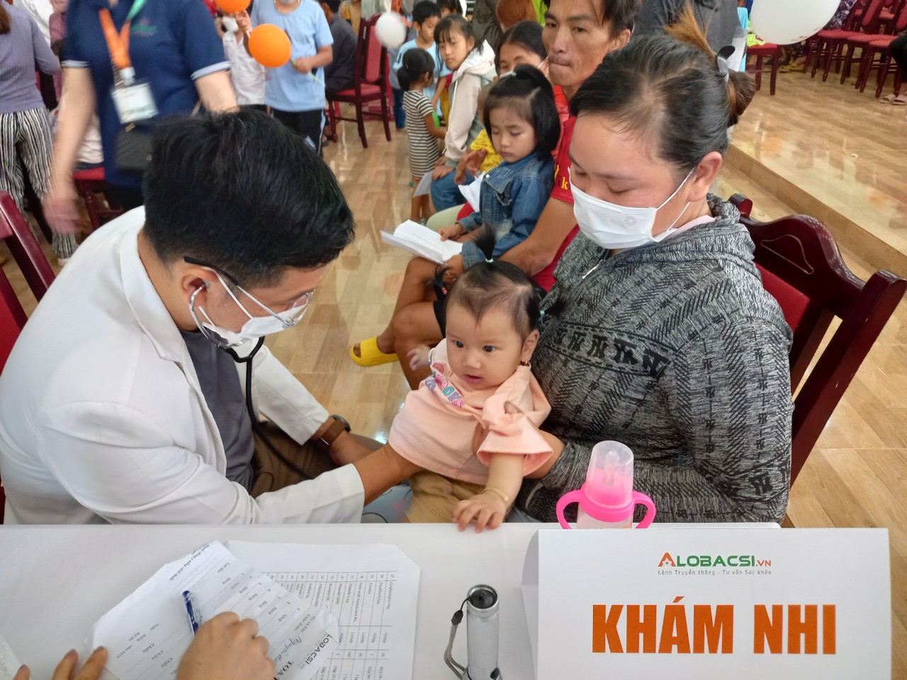 Đoàn y, Bác sĩ Bệnh viện Nhi Đồng Thành phố Hồ Chí Minh khám bệnh từ thiện và tặng quà cho trẻ em huyện Tân Biên