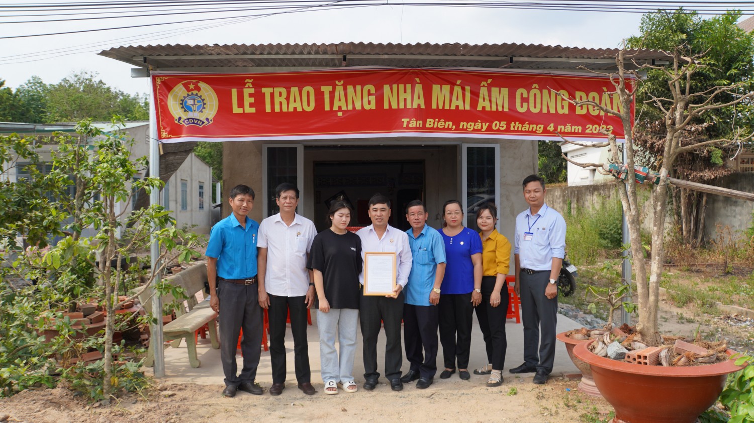 LĐLĐ huyện Tân Biên trao nhà Mái ấm công đoàn cho công đoàn viên có hoàn cảnh khó khăn.