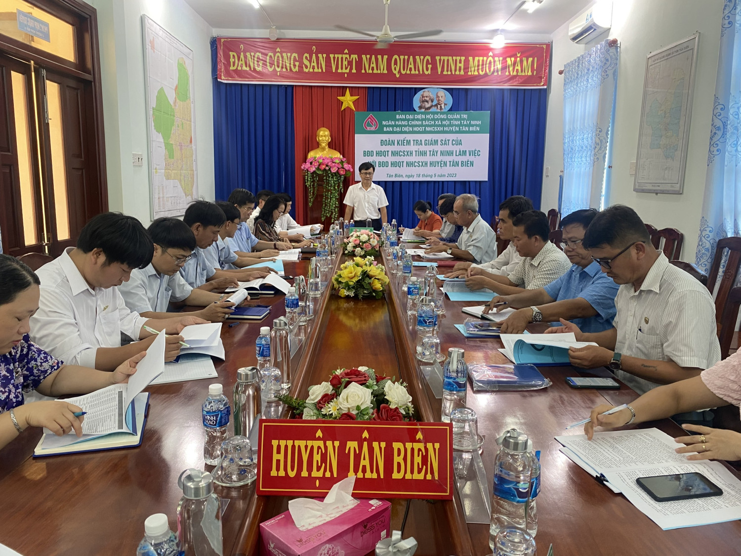 Ðoàn kiểm tra giám sát của Ban đại diện HĐQT NHCSXH tỉnh làm việc tại Tân Biên