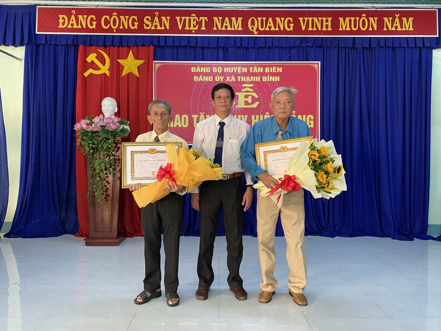 Tân Biên Trao huy hiệu 50 40 năm tuổi Đảng cho đang viên thuộc Đảng bộ xã Thạnh Bình