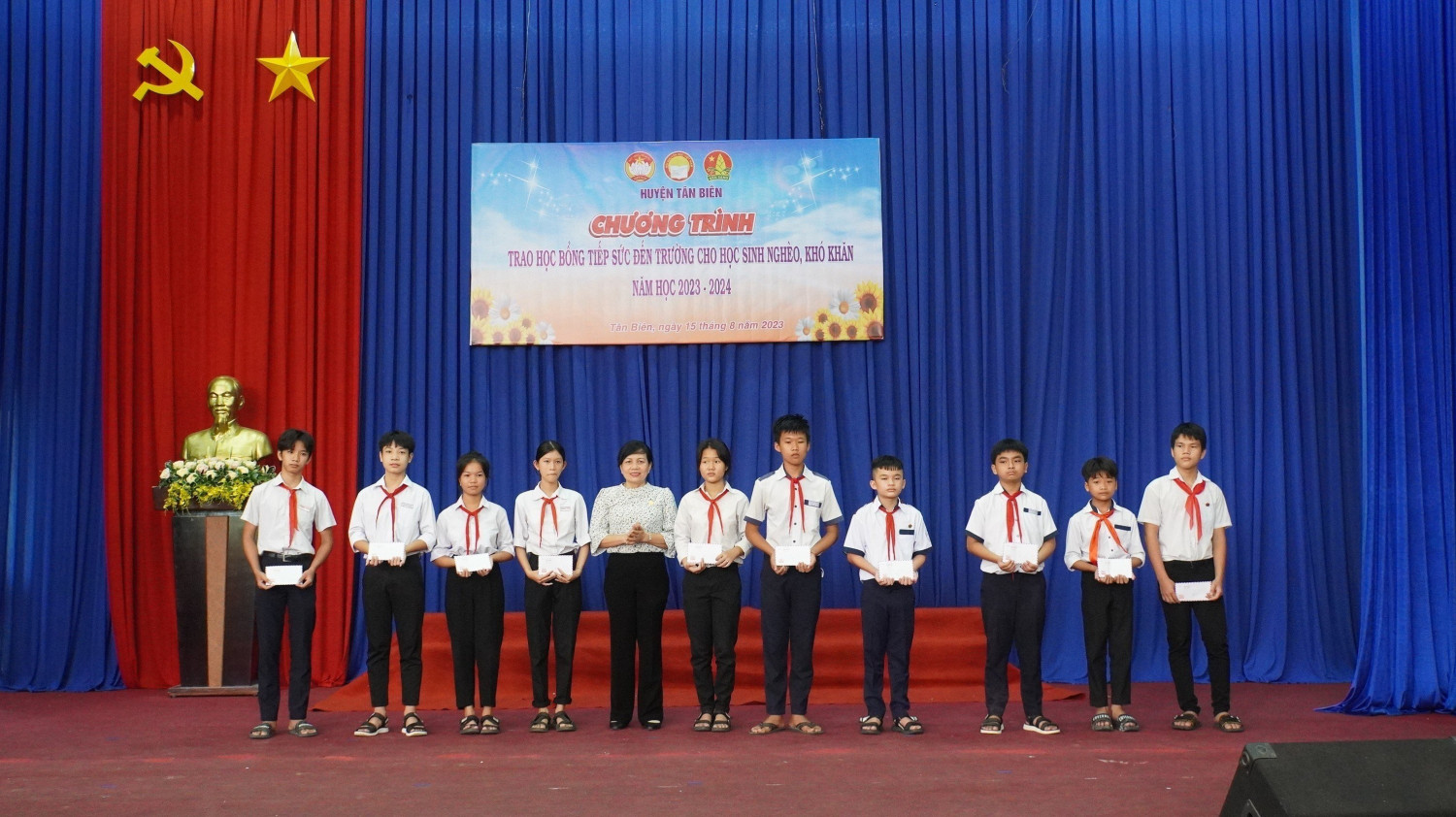 Tân Biên: Trao 60 suất học bổng cho học sinh nghèo khó khăn năm học 2023 - 2024