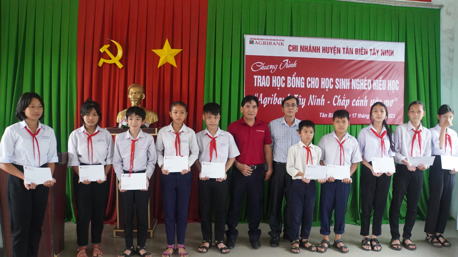 Tân Biên: Ngân hàng Nông nghiệp và Phát triển nông thôn chi nhánh Tân Biên tổ chức chương trình trao học bổng “Agribank Tây Ninh – Chắp cánh ước mơ”