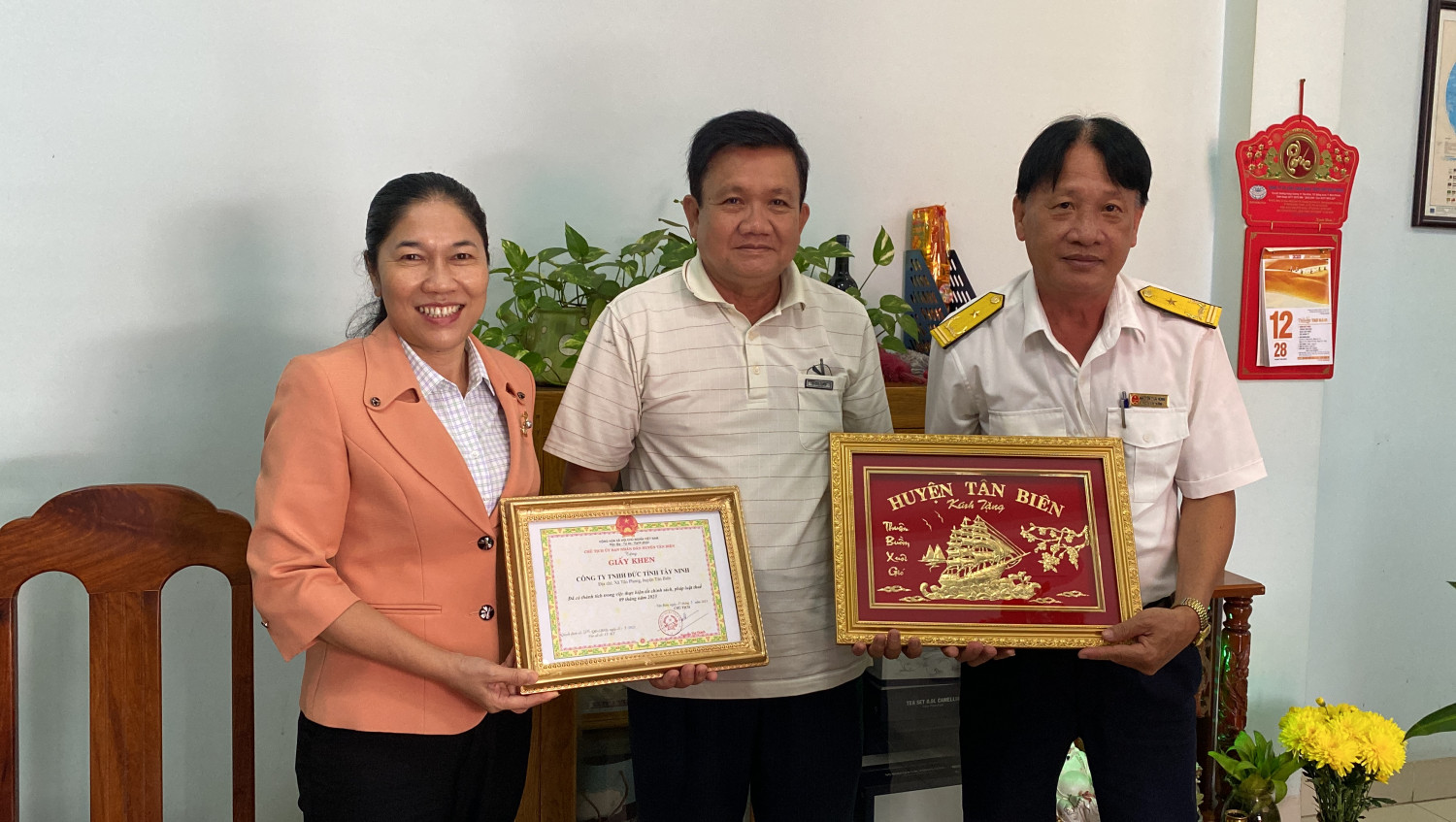 Tân Biên: Thăm, chức mừng các doanh nghiệp nhân Ngày Doanh nhân Việt Nam 13.10