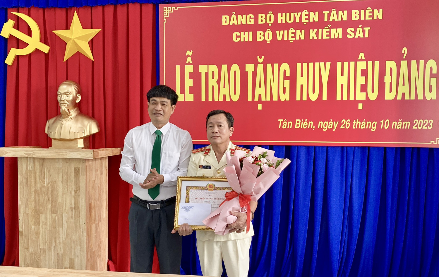 Phó Viện trưởng Viện kiểm sát nhân dân huyện Tân Biên nhận huy hiệu 30 năm tuổi đảng