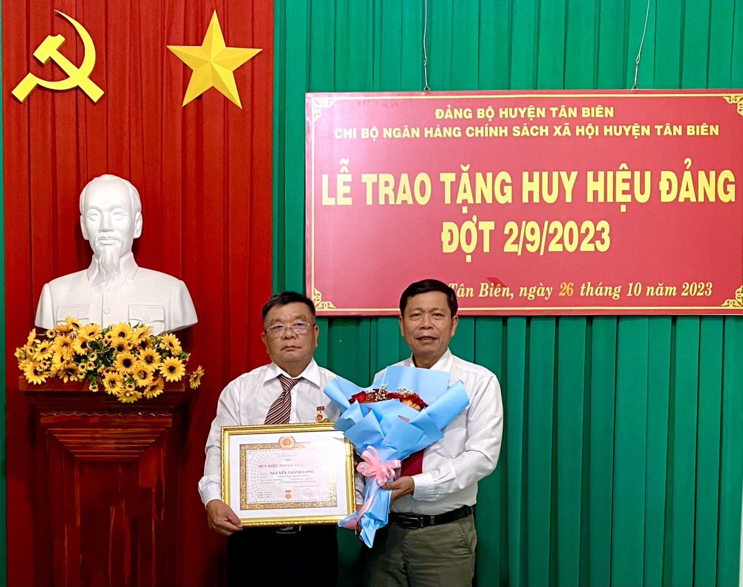 Tân Biên Giám đốc Ngân hàng CSXH huyện nhận huy hiệu 30 năm tuổi đảng