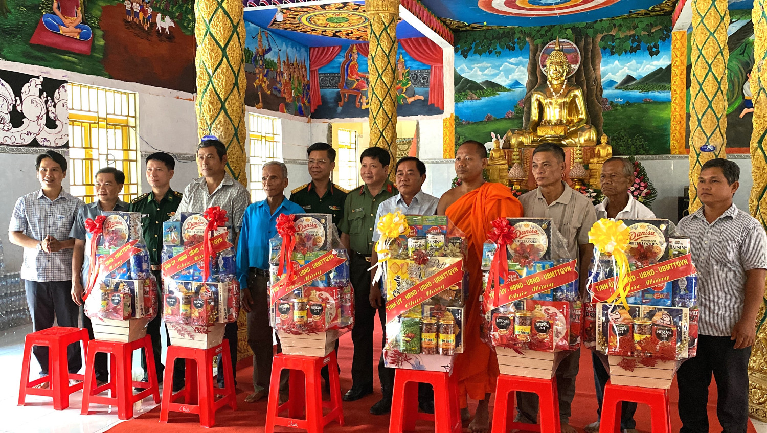 Đoàn Lãnh đạo tỉnh chúc mừng lễ hội Sen-Dolta của dân tộc Khmer tại Chùa Chung Rút xã Hòa Hiệp