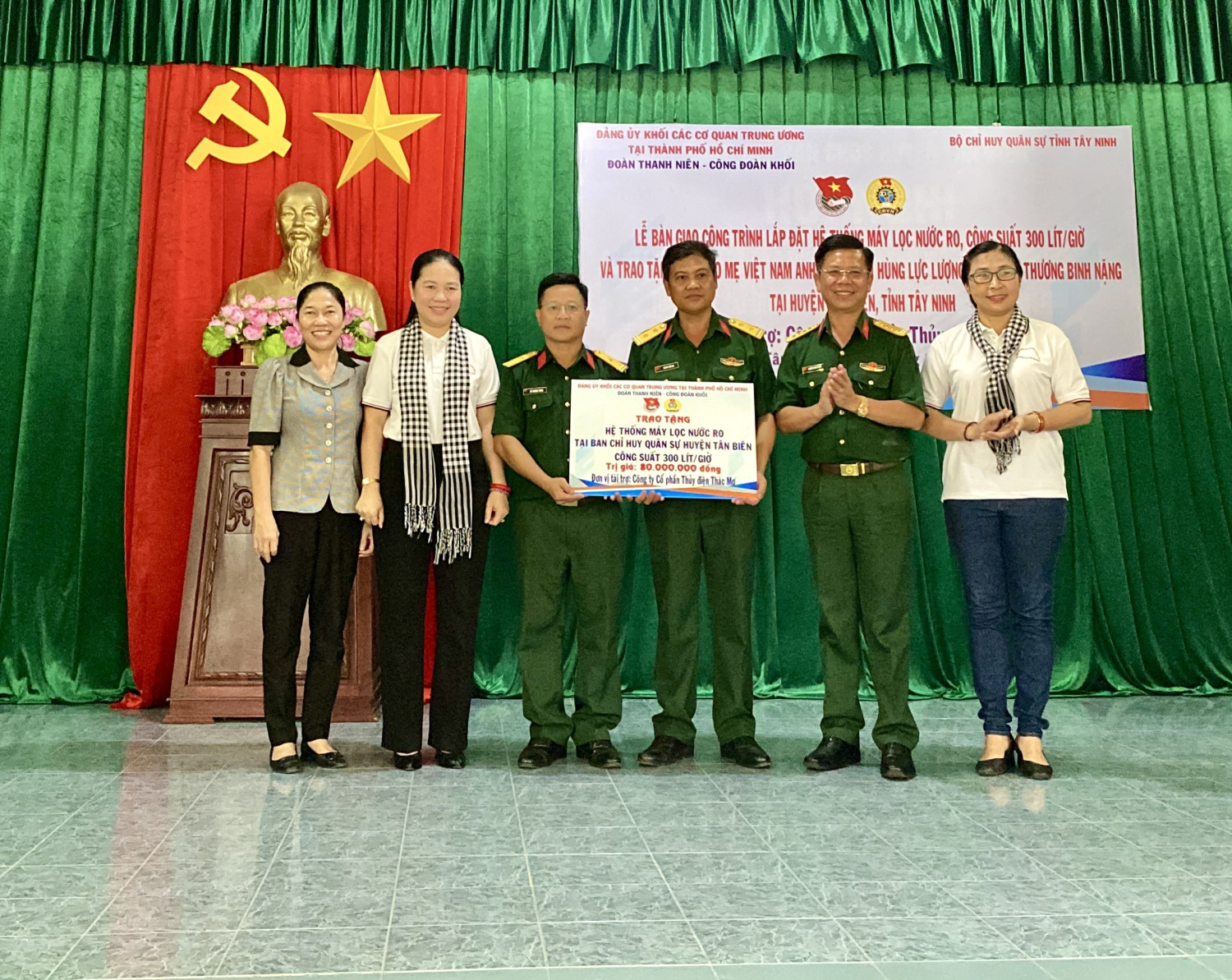 Đảng uỷ Khối các cơ quan Trung ương tại TP Hồ Chí Minh bàn giao công trình máy lọc nước và trao quà cho mẹ VNAH, Thương binh nặng tại huyện Tân Biên