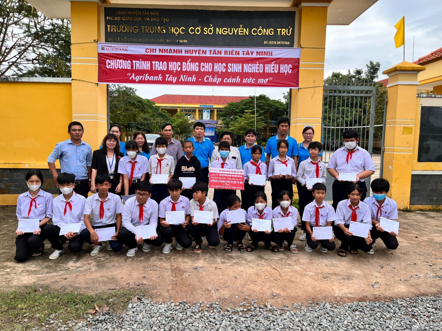Tân Biên: Trao 20 suất học bổng “Agribank Tây Ninh – Chắp cánh ước mơ” cho các em học sinh nghèo 