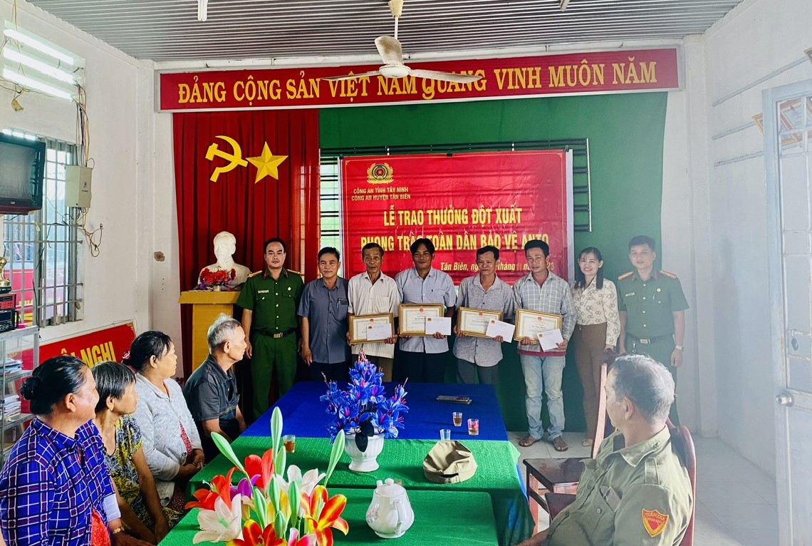 Tân Biên khen thưởng đột xuất cho 7 quần chúng có thành tích trong phong trào TDBVANTQ