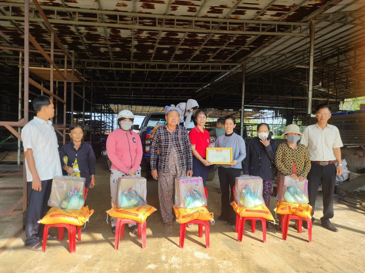 Công tác chăm lo quà tết cho hộ nghèo cận nghèo xã Tân  Bình