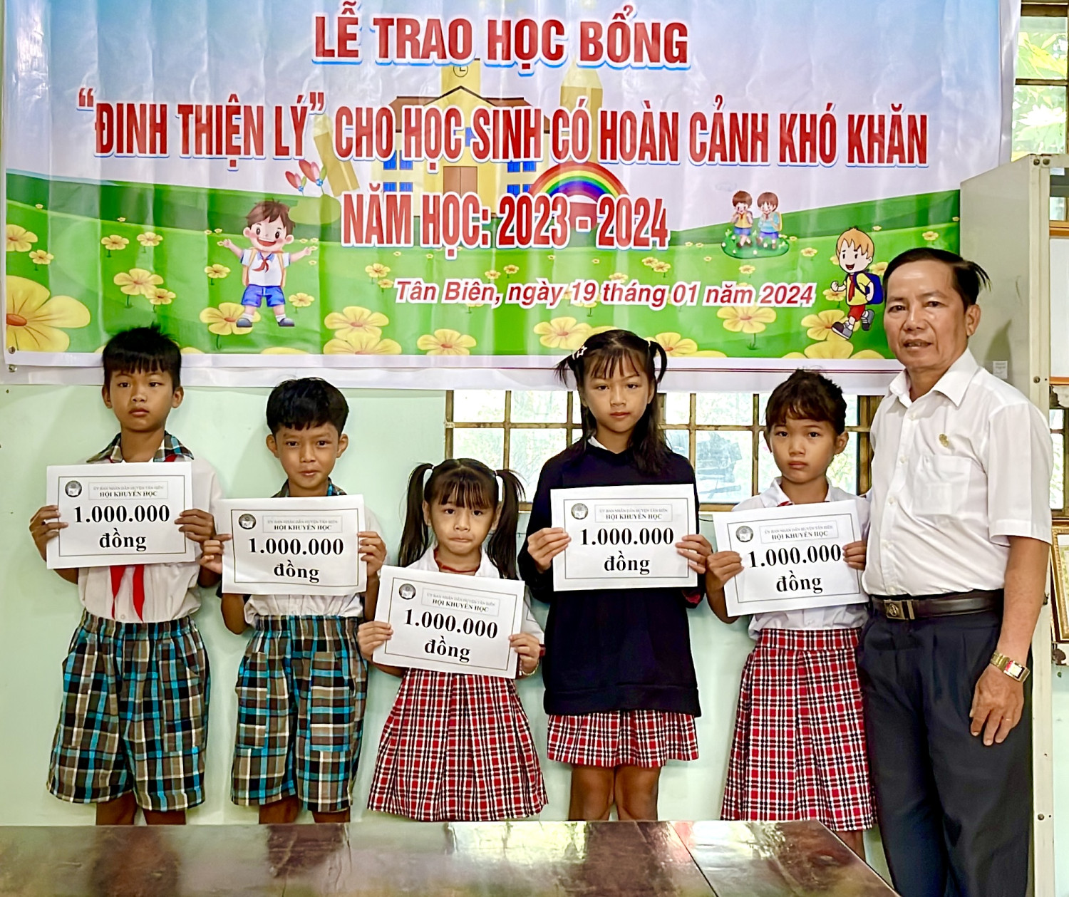 Hội khuyến học huyện Tân Biên trao 22 suất học bổng Đinh Thiên Lý cho học sinh vượt khó học giỏi