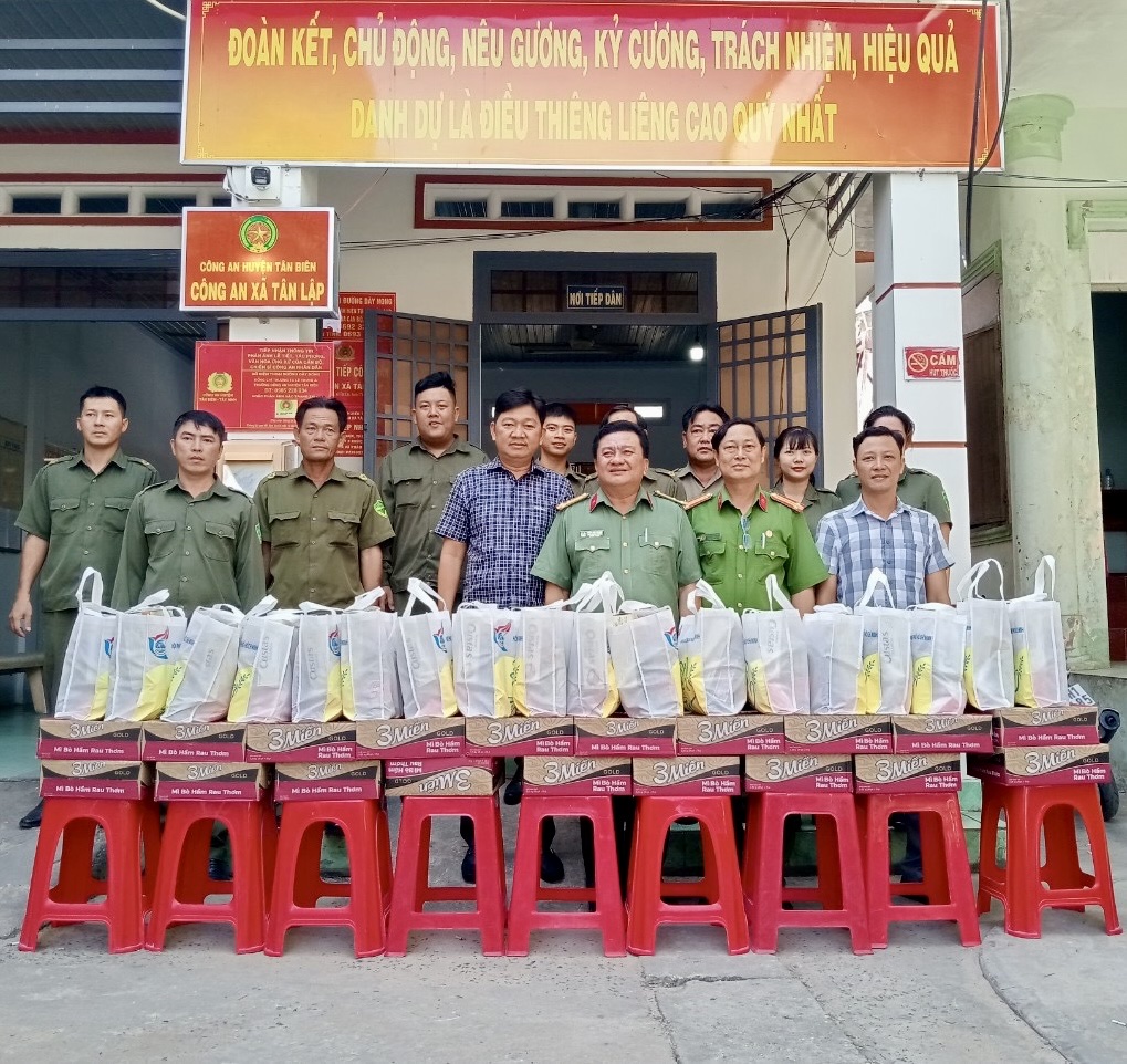 HĐND xã Tân Lập trao 40 phần quà cho lực lượng Công an xã bán chuyên trách và lực lượng tuần tra nhân dân.