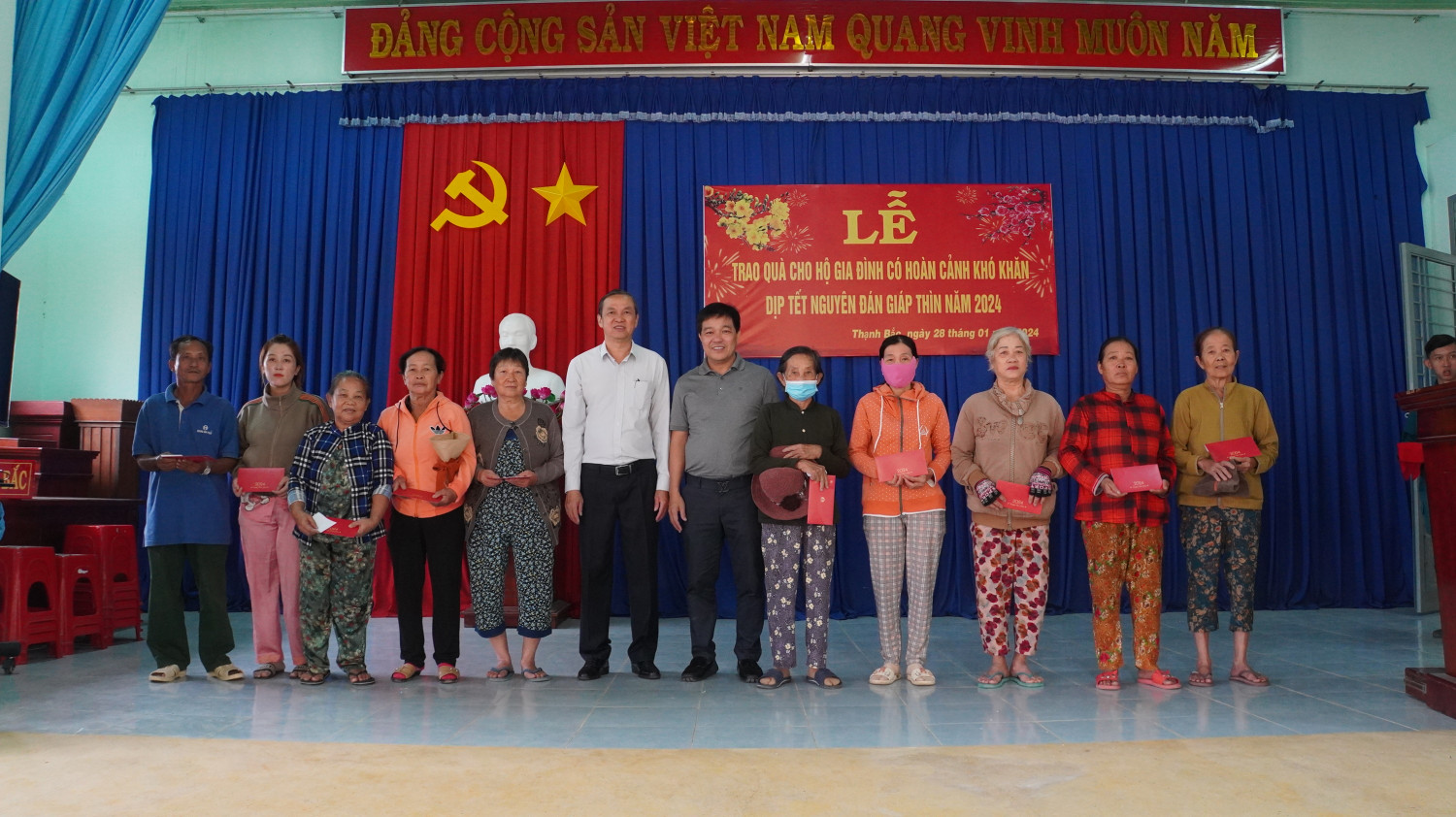 Phó Chủ tịch UBND tỉnh – Dương Văn Thắng tặng quà cho hộ nghèo, hộ khó khăn xã Thạnh Bắc