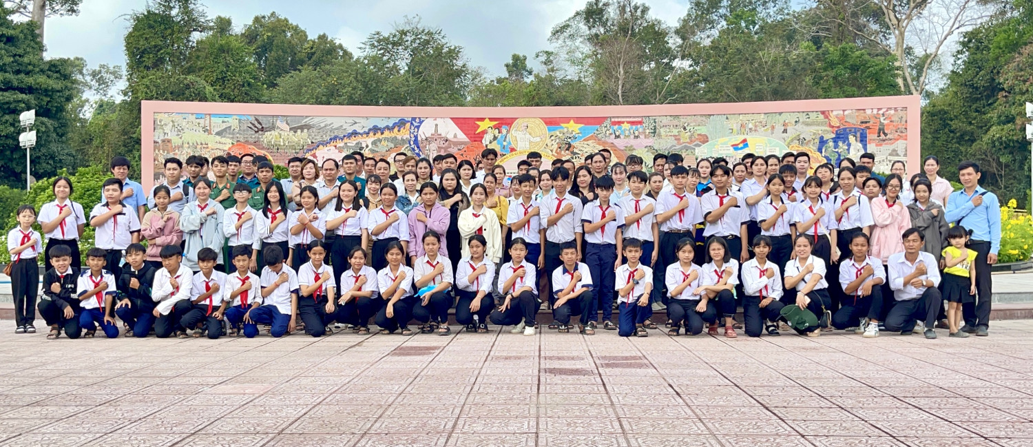 Ban Tuyên giáo Huyện uỷ Tân Biên tổ chức về nguồn, nghiên cứu thực tế, giáo dục đạo đức cách mạng cho cán bộ, đảng viên, thế hệ trẻ trẻ