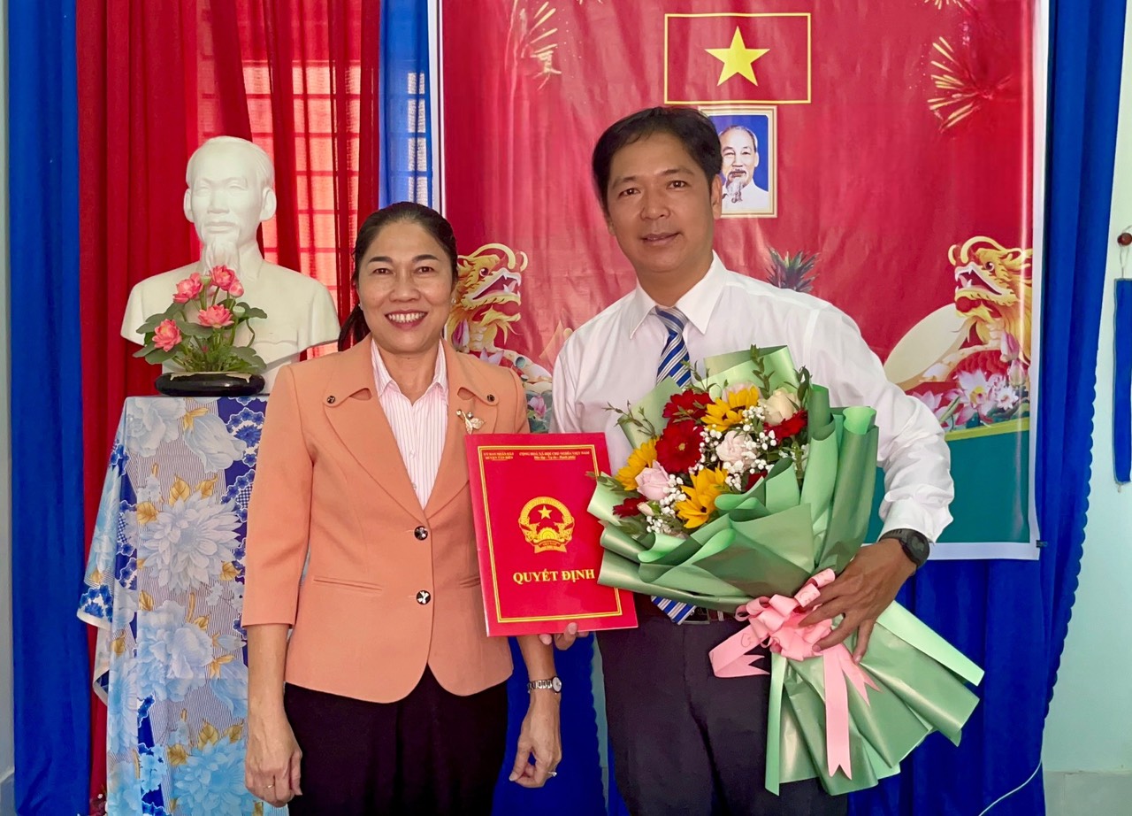 Tân Biên trao quyết định bổ nhiệm Phó Giám đốc Trung tâm Phát triển quỹ đất