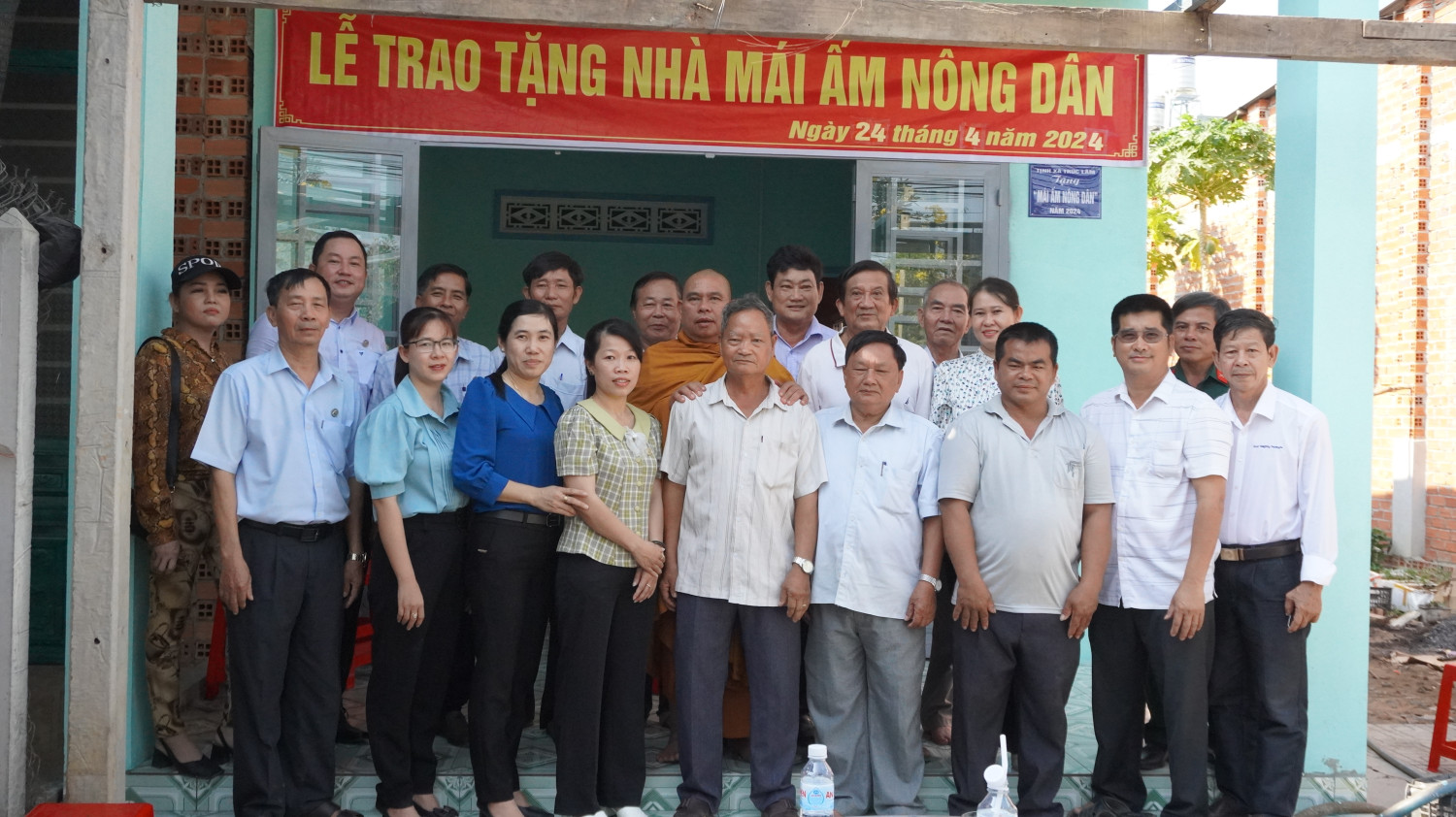 Hội nông dân thị trấn Tân Biên trao tặng nhà mái ấm nông dân cho hội viên khó khăn về nhà ở