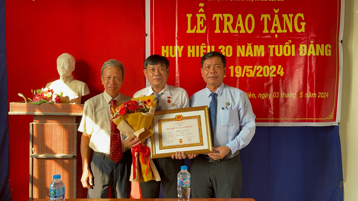 Tân Biên Trao huy hiệu 30 năm tuổi đảng cho đảng viên thuộc Chi bộ Ban Quản lý chợ và các bến bãi