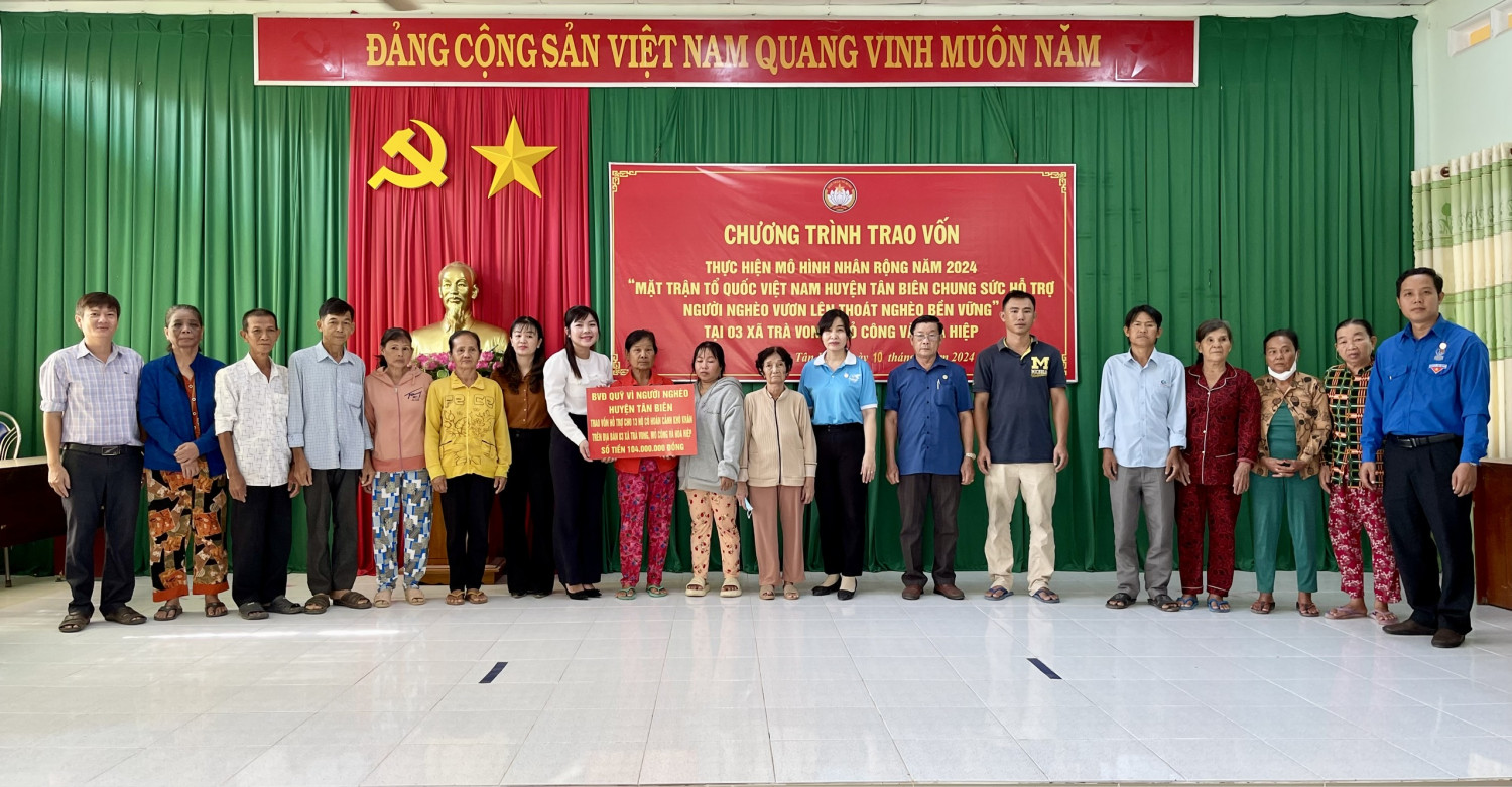 MTTQ Việt Nam  Huyện Tân Biên trao vốn hỗ trợ cho 13 hộ nghèo