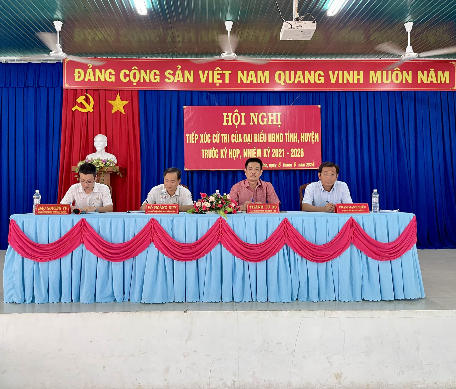 Đại biểu HĐND tỉnh, huyện tiếp xúc cử tri xã Tân Bình
