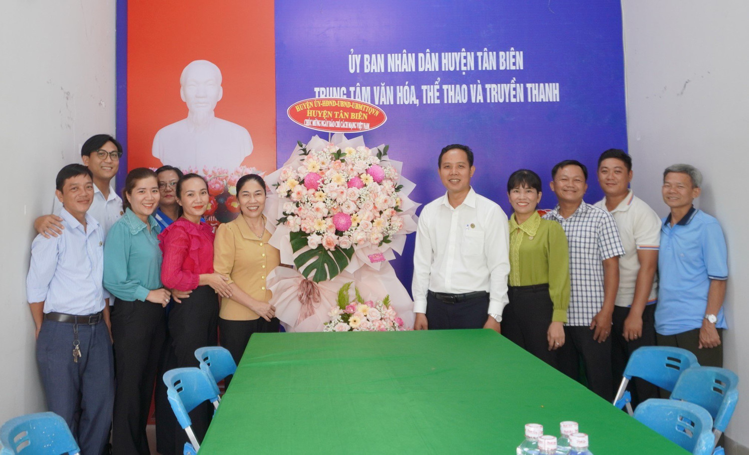 Chủ tịch UBND huyện Tân Biên Nguyễn Thị Thành thăm chúc mừng nhân ngày báo chí cách mạng Việt Nam 21.6
