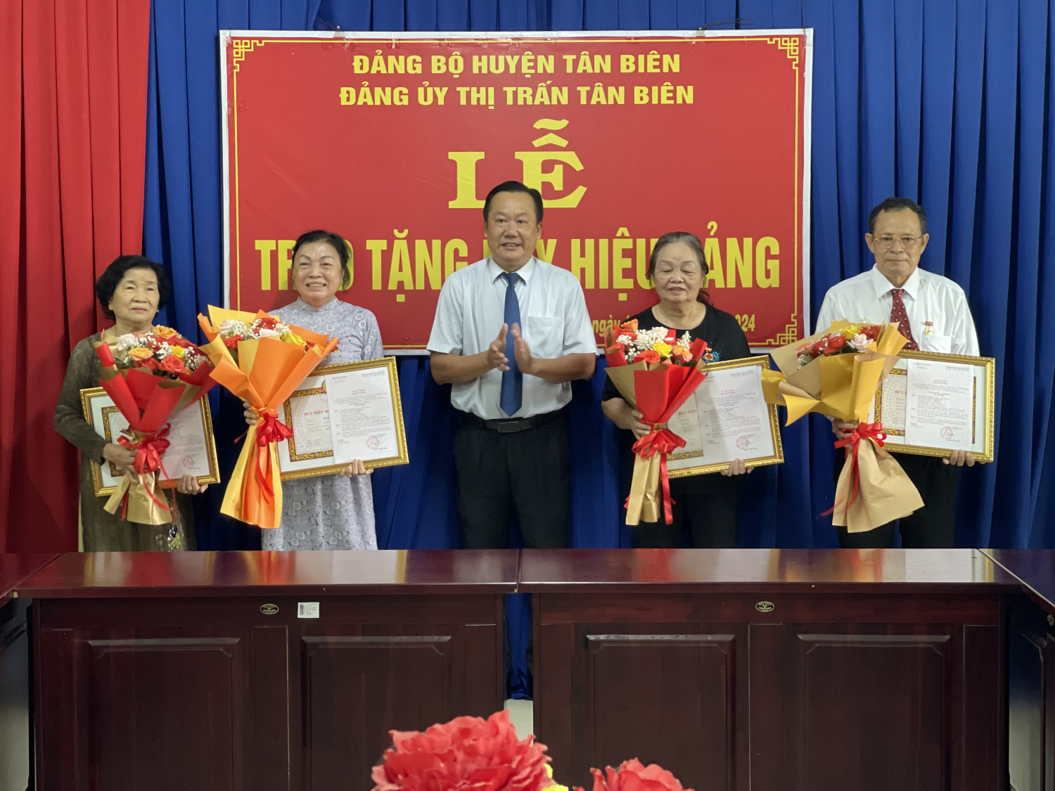 Trao Huy hiệu Đảng cho 4 đảng viên thuộc Đảng bộ thị trấn Tân Biên