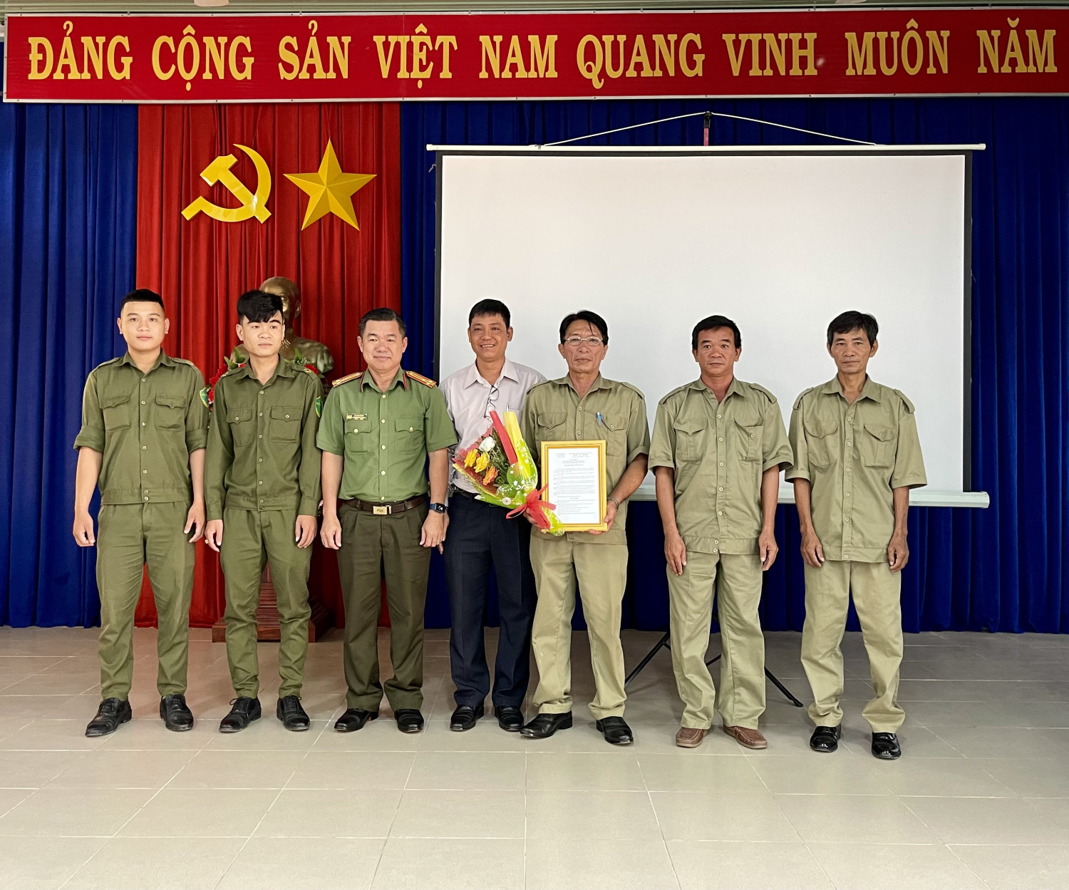 Xã Mỏ Công (huyện Tân Biên) ra mắt Lực lượng tham gia bảo vệ an ninh, trật tự ở cơ sở