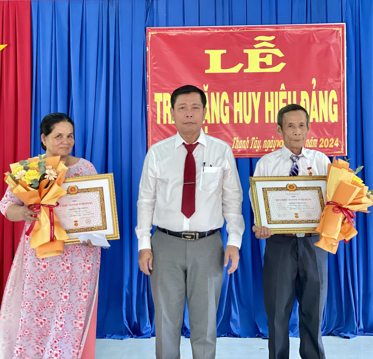 Tân Biên trao Huy hiệu Đảng đợt 2.9 cho 2 đảng viên thuộc Đảng ủy xã Thạnh Tây