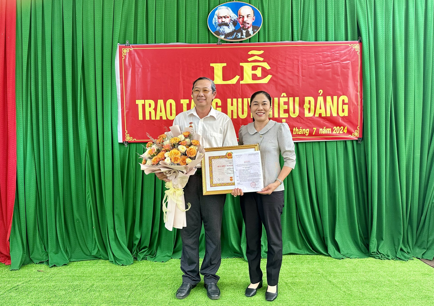 Tân Biên trao tặng huy hiệu 30 năm tuổi Đảng