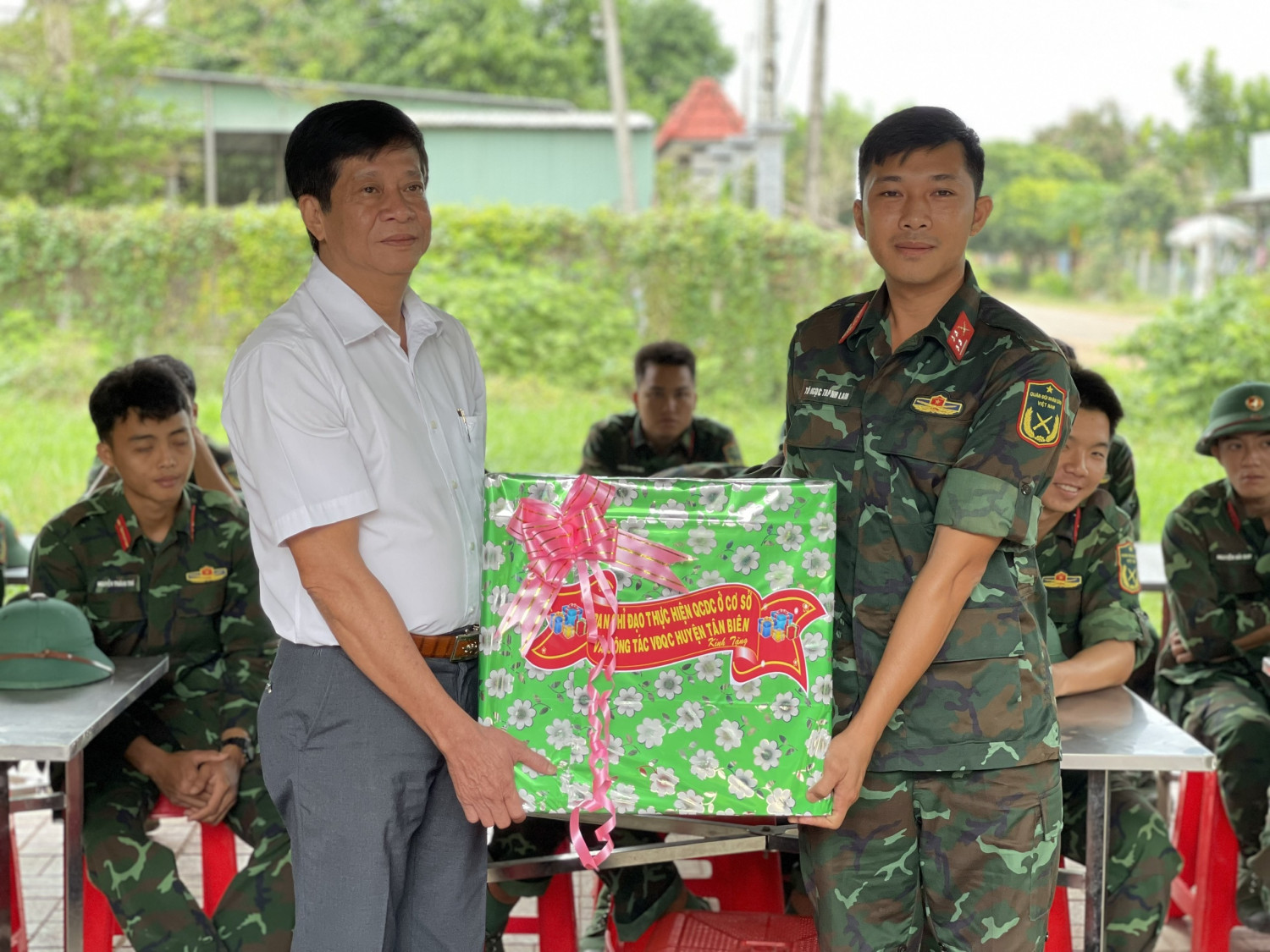 Lãnh đạo huyện Tân Biên thăm, tặng quà lực lượng vũ trang làm công tác dân vận trên địa bàn huyện