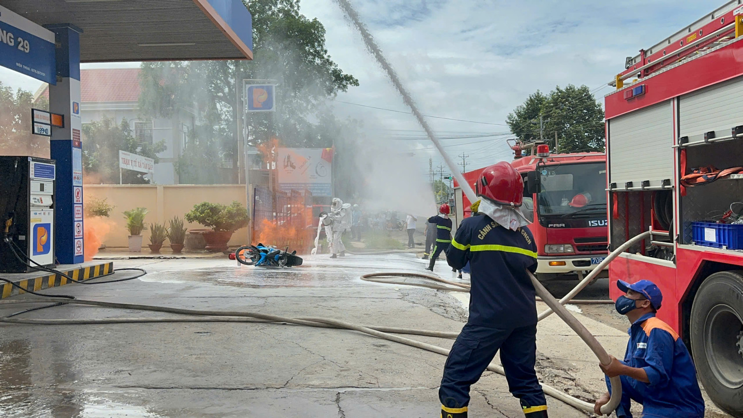 Tân Biên: Thực tập phương án chữa cháy và cứu nạn, cứu hộ (CNCH) tại Petrolimex - Cửa hàng xăng dầu số 29 xã Tân Lập huyện Tân Biên