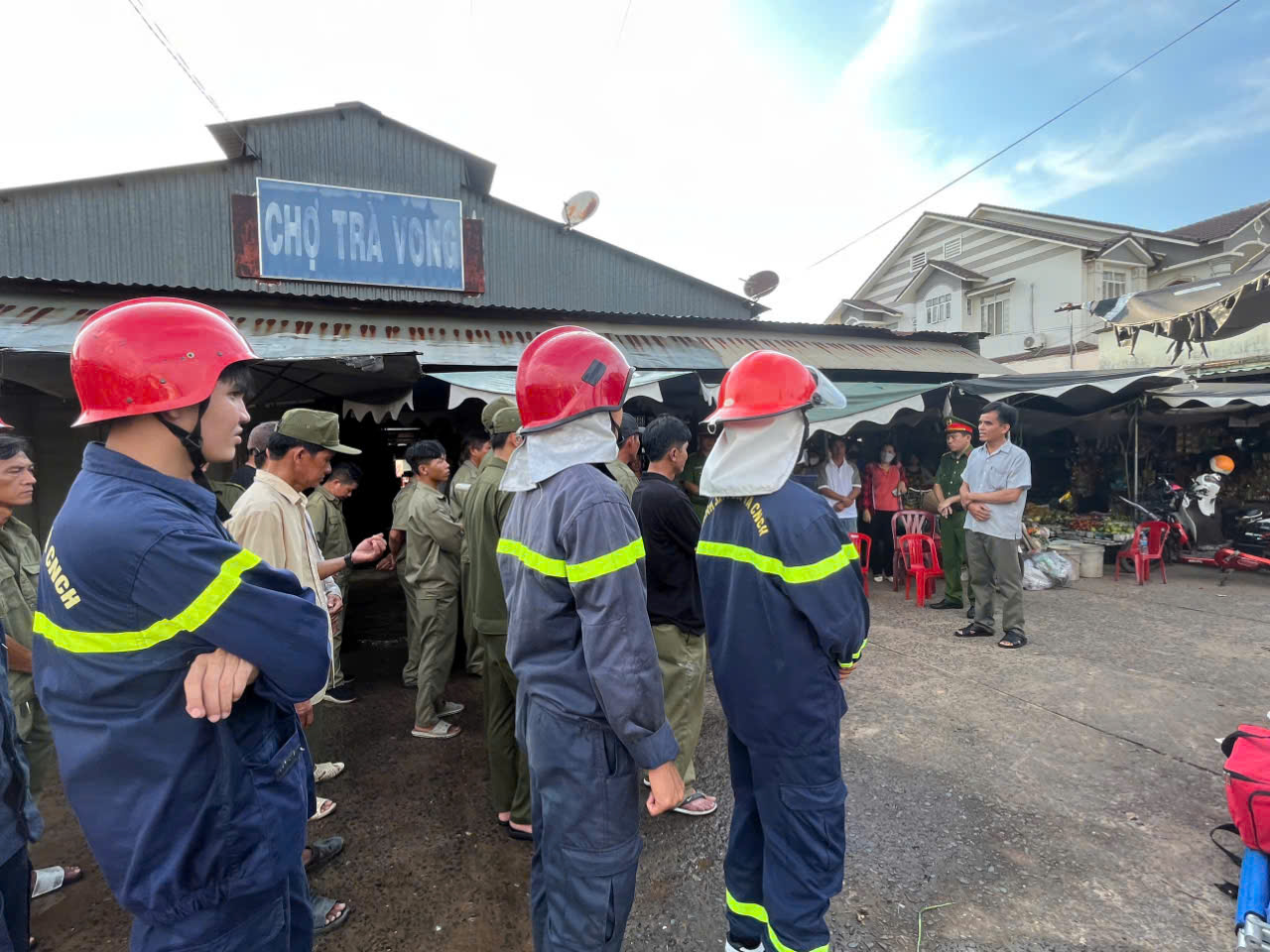 Tuyên truyền, trải nghiệm kỹ năng phòng cháy, chữa cháy và cứu hộ cho hơn 200 cán bộ, đảng viên, công nhân viên chức, lực lượng dân phòng, giáo viên và học sinh trên địa bàn xã Trà Vong