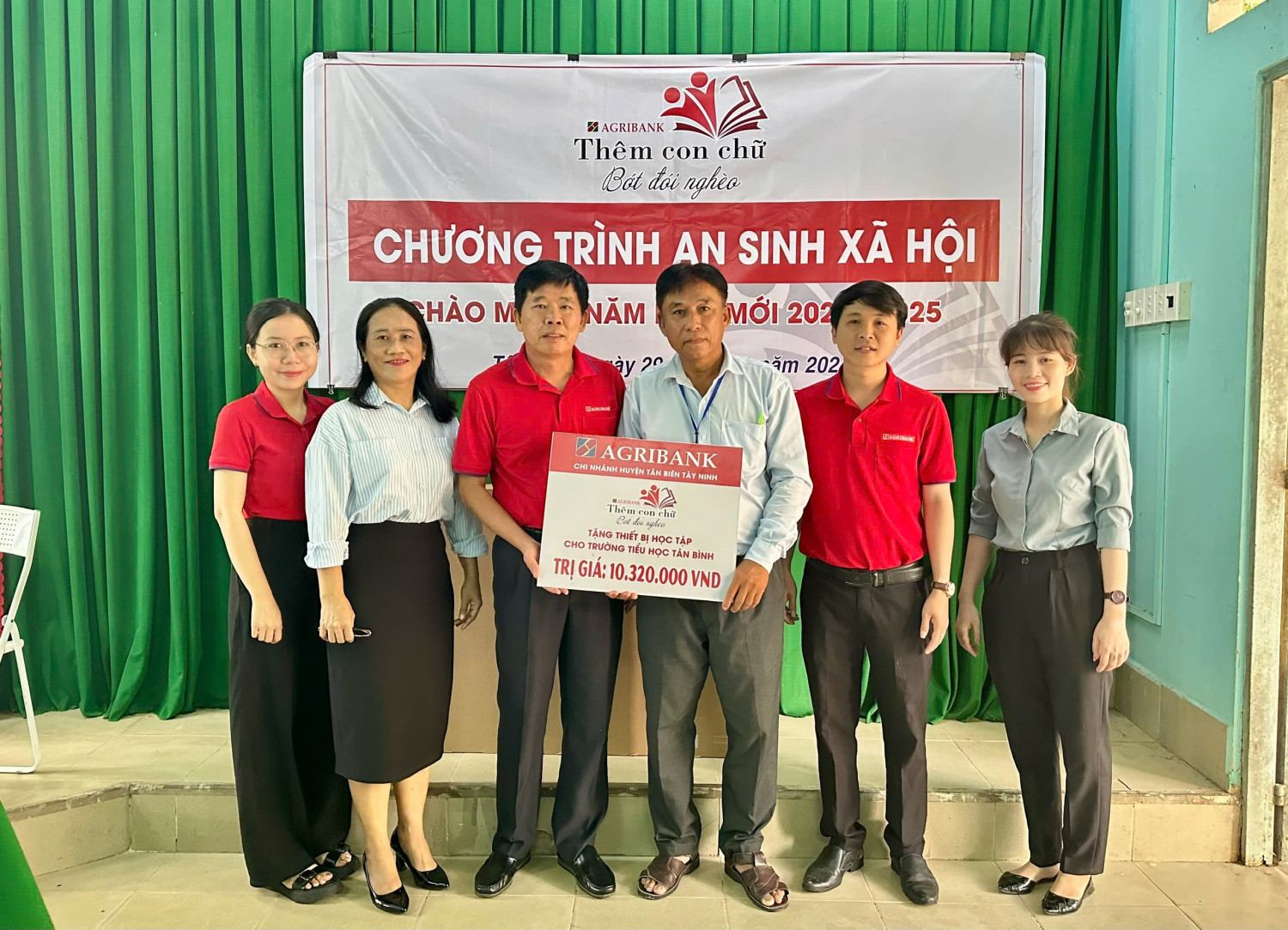 Agribank Chi nhánh Tân Biên trao tặng ti vi cho 10 trường học trên địa bàn